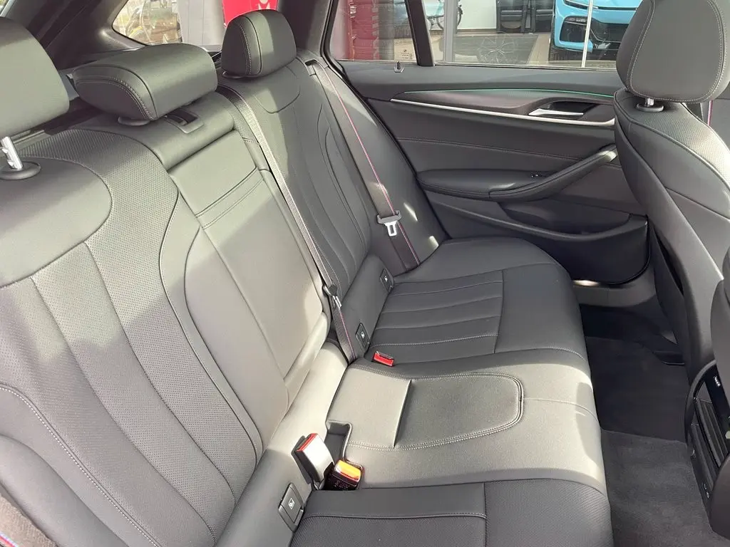 BMW 520d xDrive Touring/M-Sport/19"/AHK/Pano/ACC/Key – 12