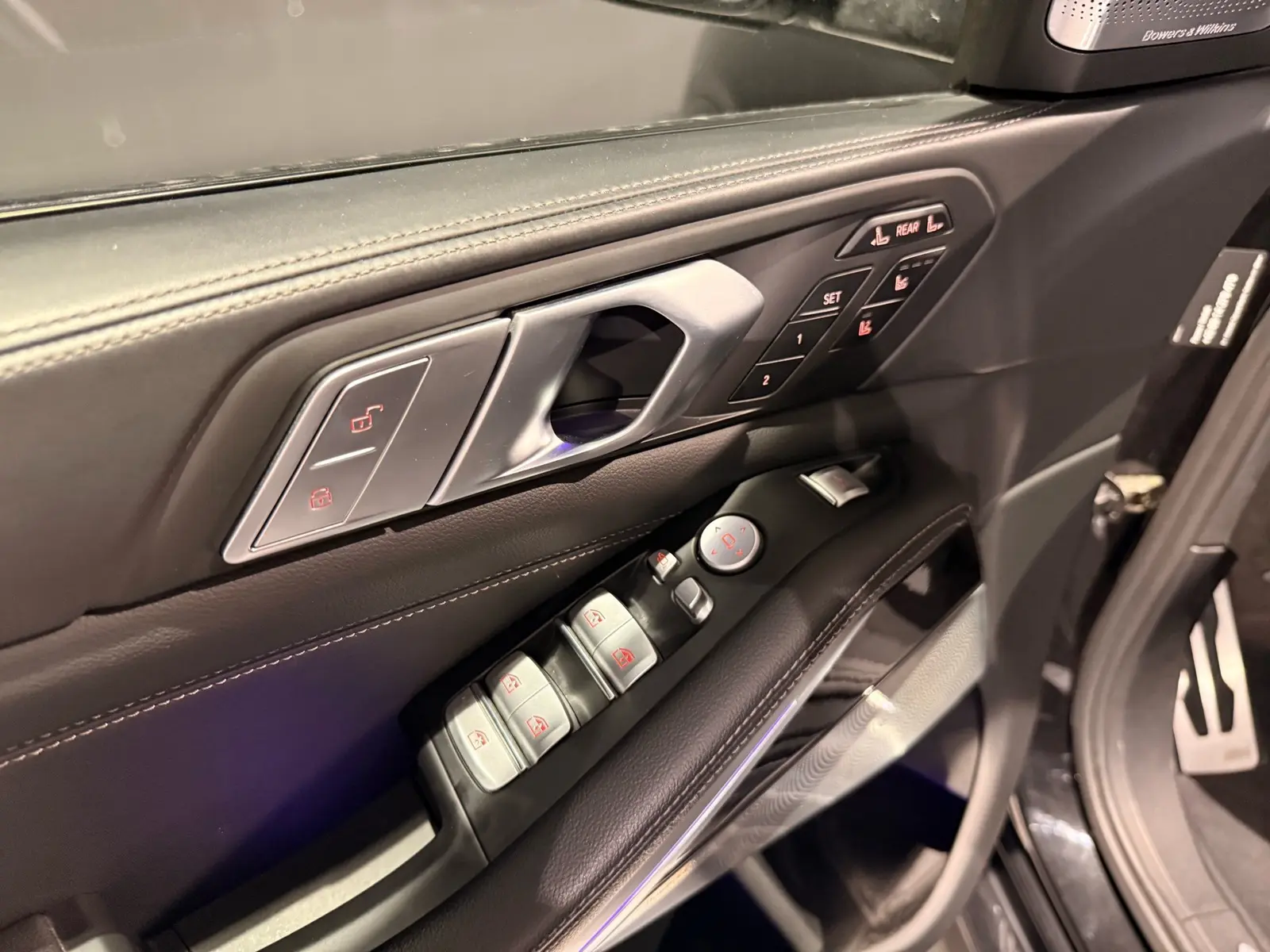 BMW X7 M50d M Sport Pro "22" B&W – 12