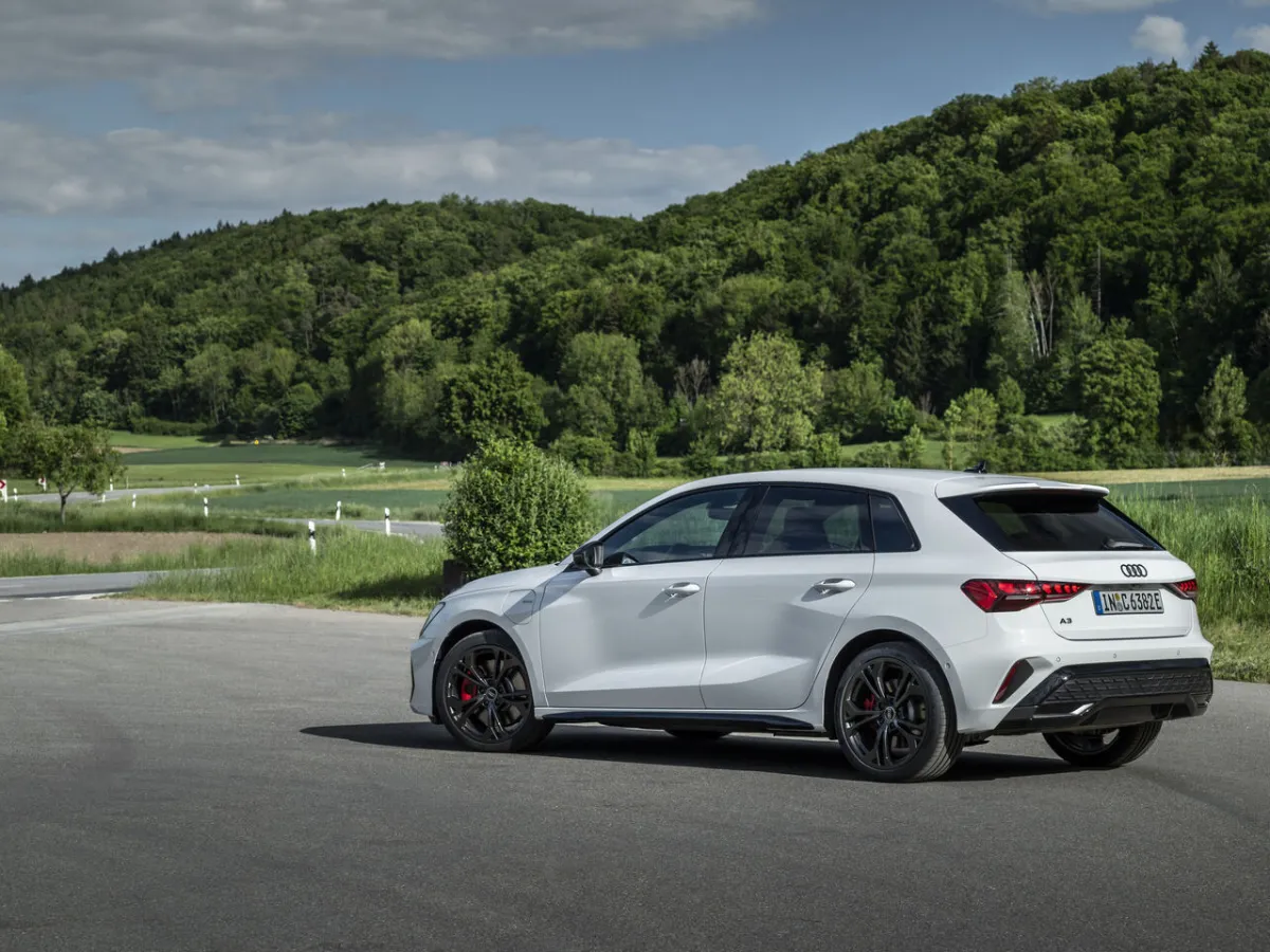 Audi A3 Sportback – pohled zezadu z tříčtvrtečního úhlu