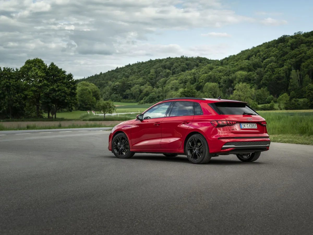 Audi A3 Sportback v červené barvě, boční pohled