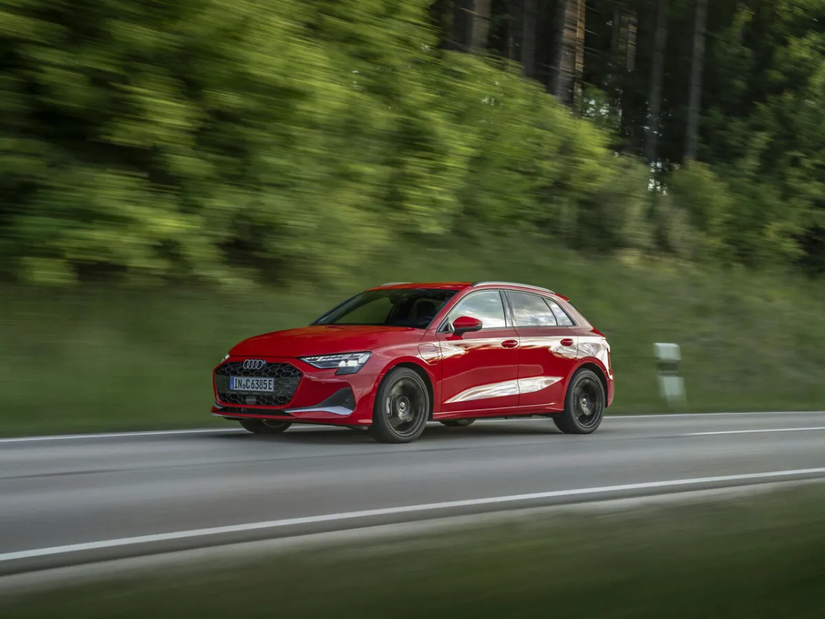 Audi A3 Sportback za jízdy, červené