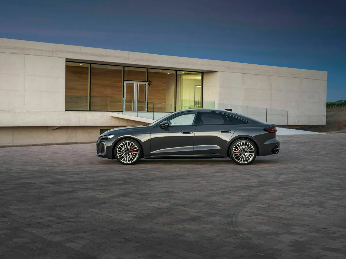 Audi A5 Limousine před moderní budovou