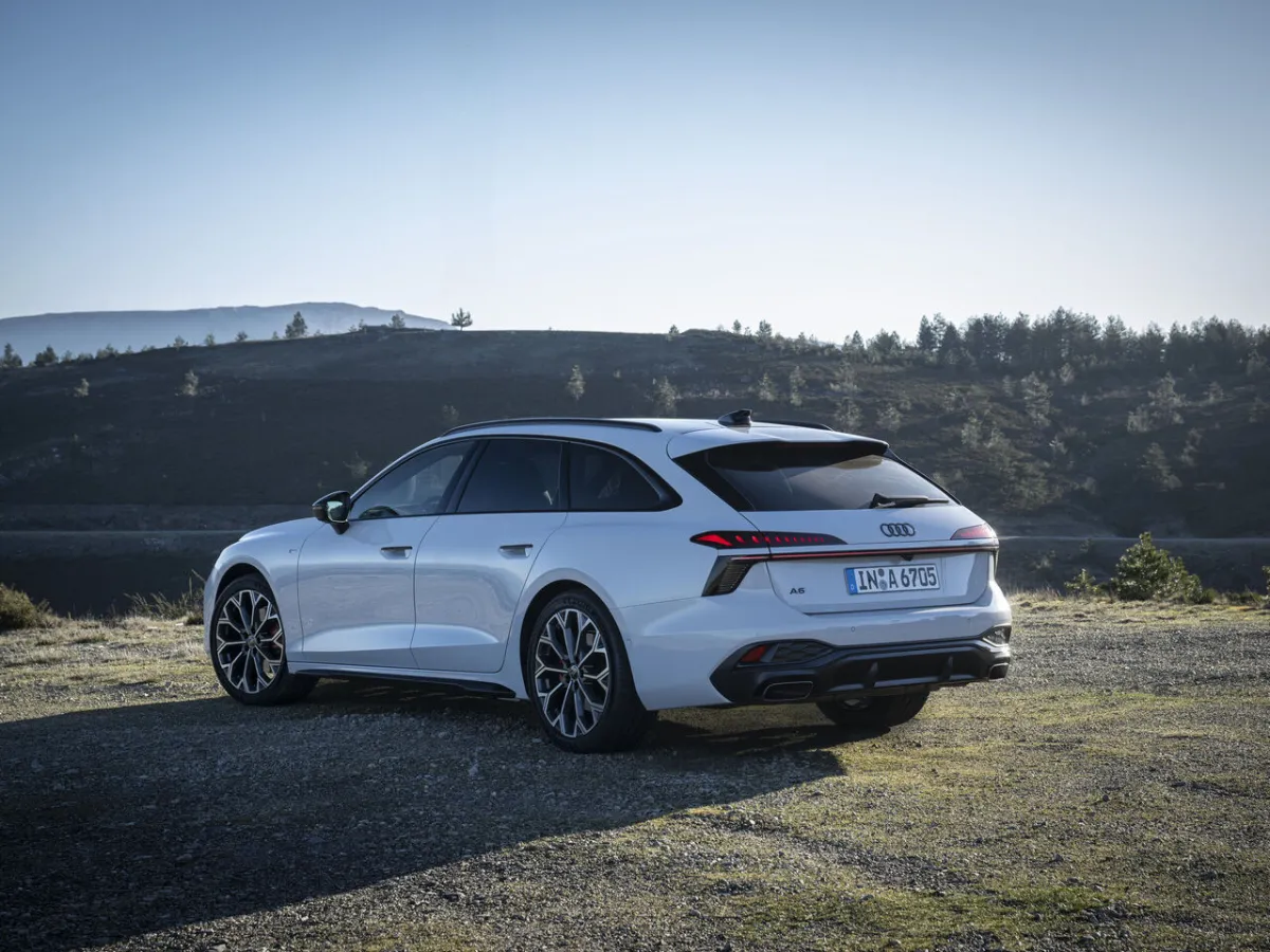 Audi A6 Avant – pohled zezadu z tříčtvrtečního úhlu