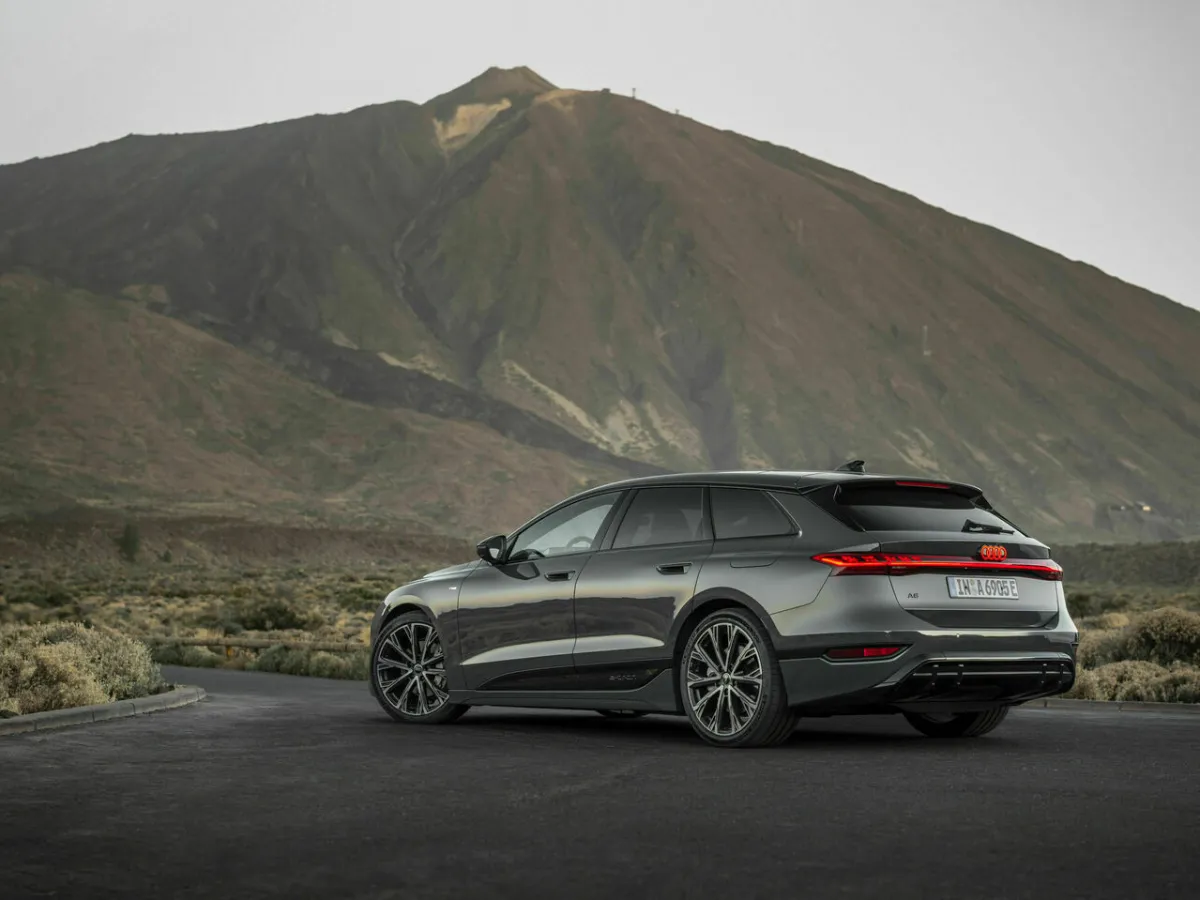 Audi A6 Avant e-tron Dreiviertelansicht von hinten