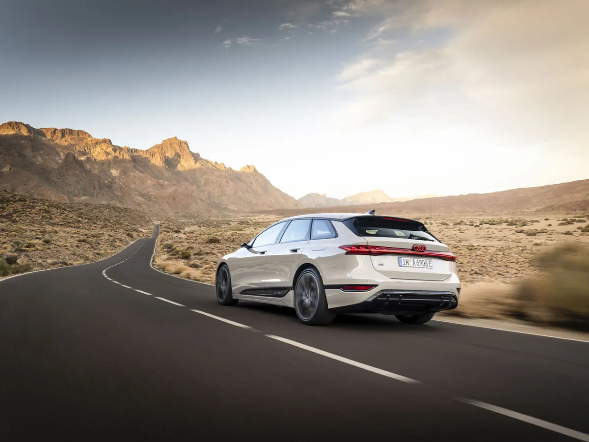 Audi A6 Avant e-tron Heckansicht, bei Sonnenuntergang