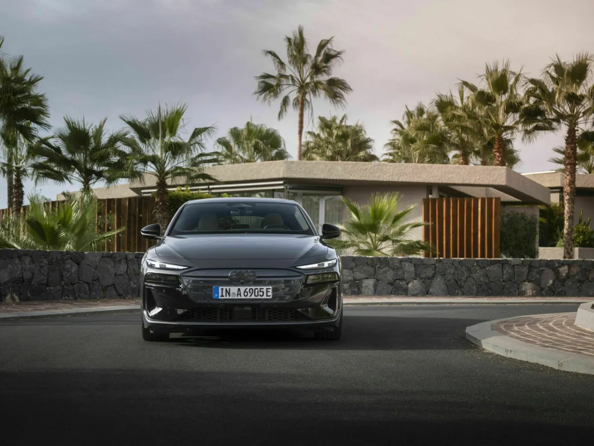 Audi A6 Avant e-tron Frontansicht, zwischen Palmen
