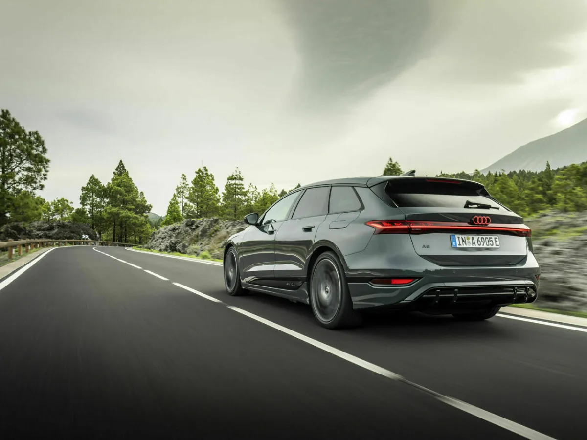 Audi A6 Avant e-tron Heckansicht, in Fahrt
