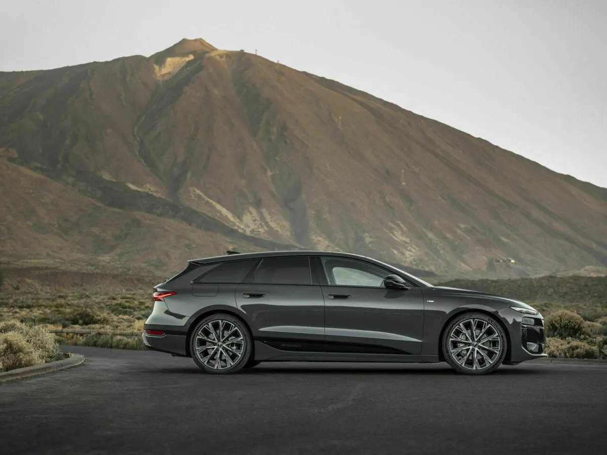 Audi A6 Avant e-tron Seitenansicht, vor einem Vulkan