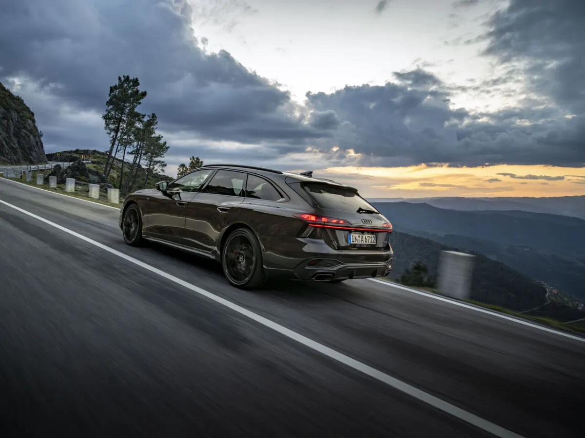 Audi A6 Avant při západu slunce na horské silnici