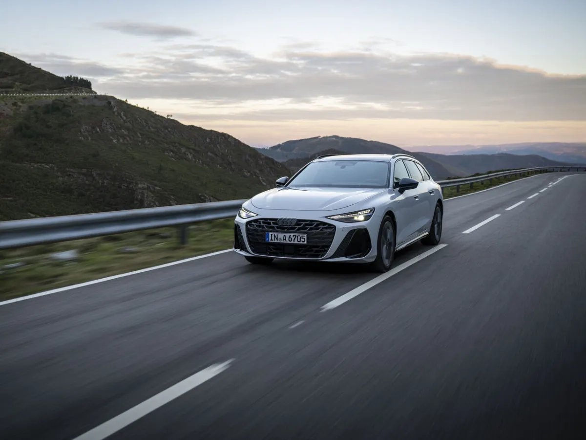 Audi A6 Avant za jízdy, pohled zepředu