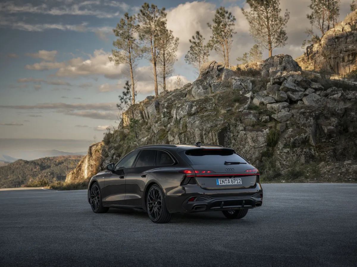Audi A6 Avant zezadu mezi skalami