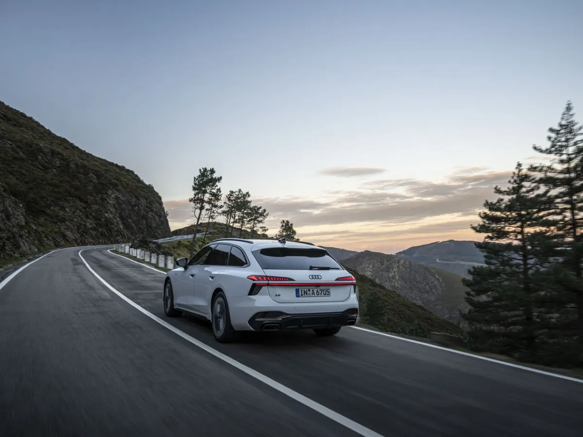 Audi A6 Avant na klikaté silnici
