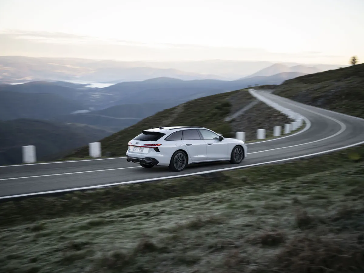 Audi A6 Avant na serpentinách