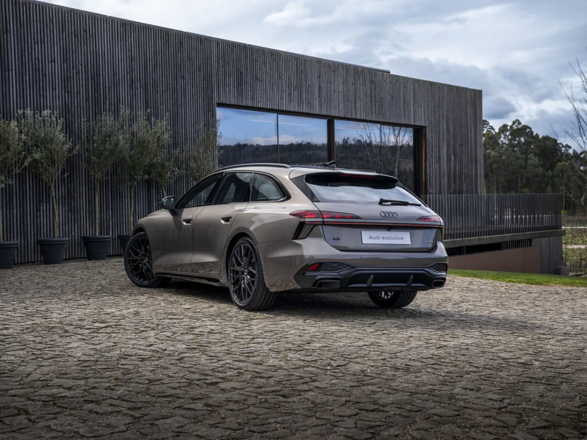 Audi A6 Avant před moderní budovou