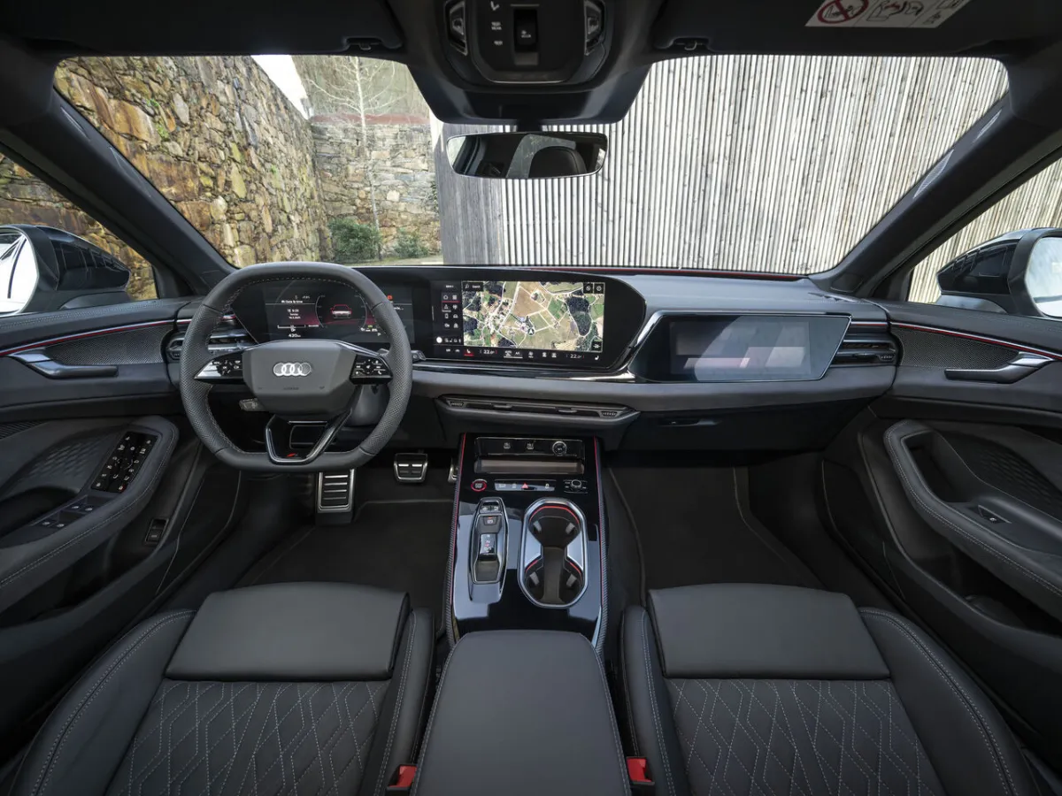 Interiér Audi A6 Avant — panoramatický displej MMI