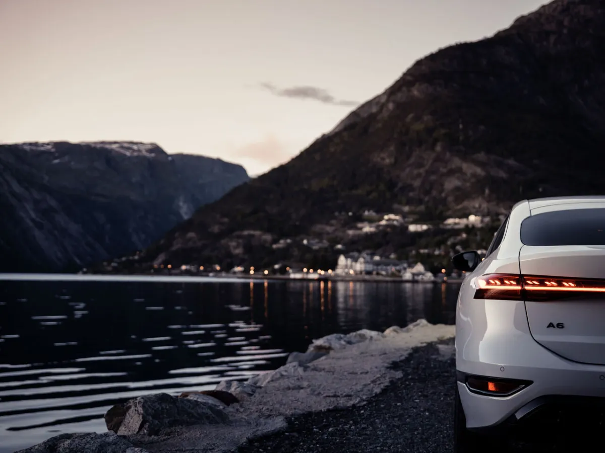 Zadní světlo Audi A6 Sportback e-tron u vody