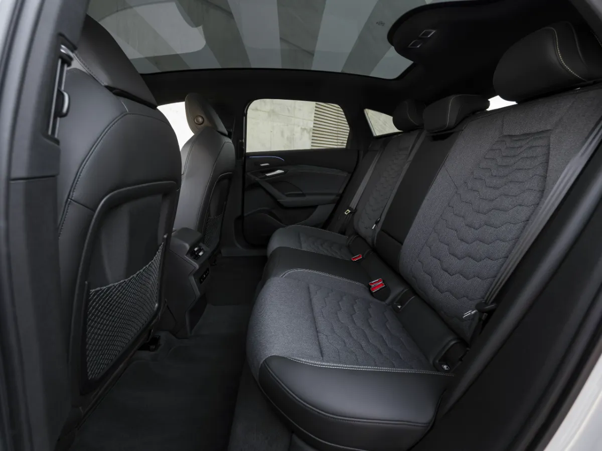 Kabina a sedadla Audi A6 Sportback e-tron
