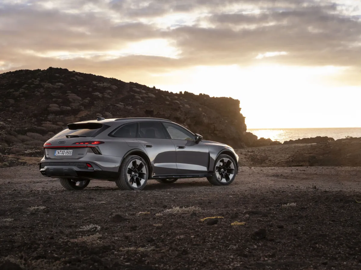 Audi A6 allroad im Sonnenuntergang