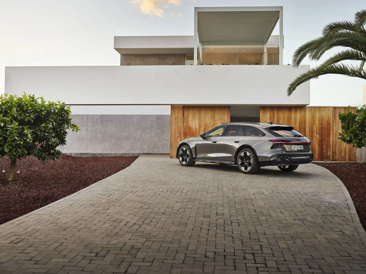 Audi A6 allroad vor einem modernen Haus