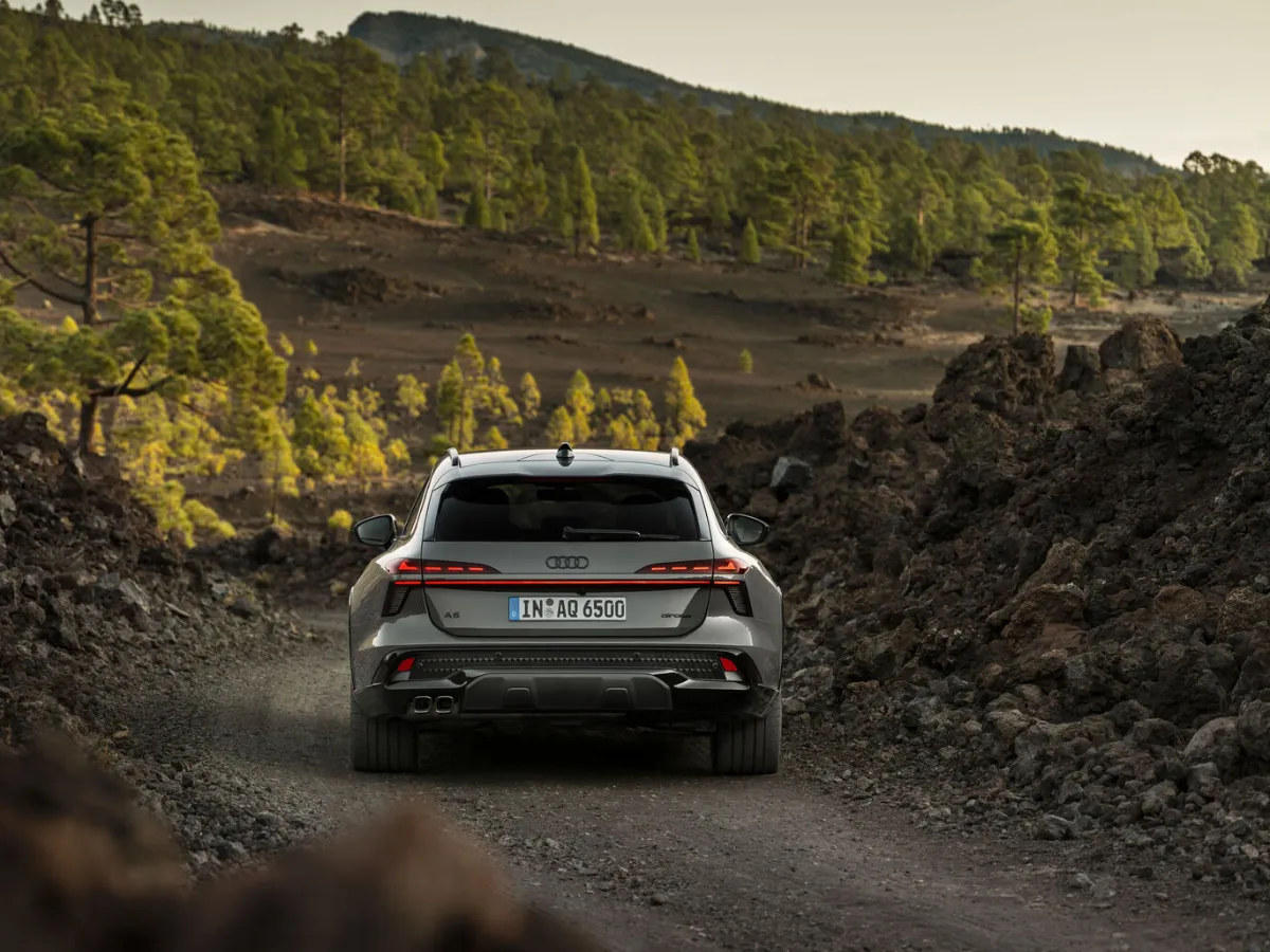 Audi A6 allroad auf einem Feldweg