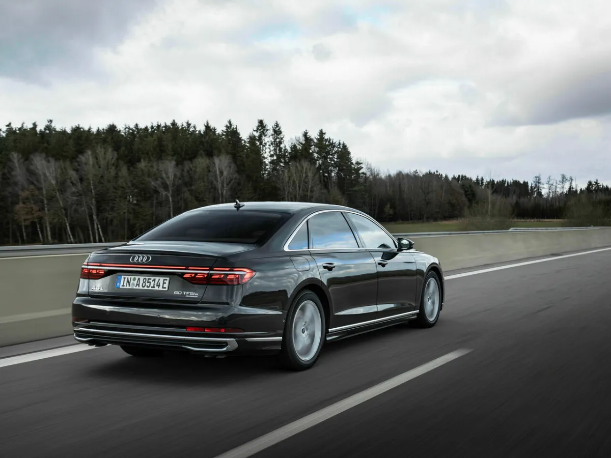 Audi A8 za jízdy