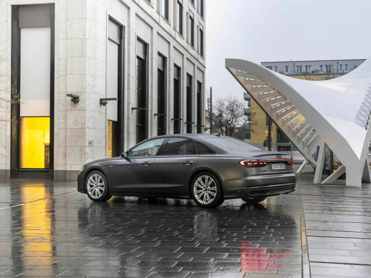 Audi A8 před budovou
