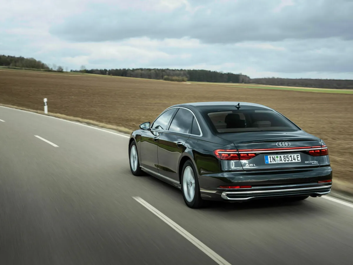 Audi A8 zezadu