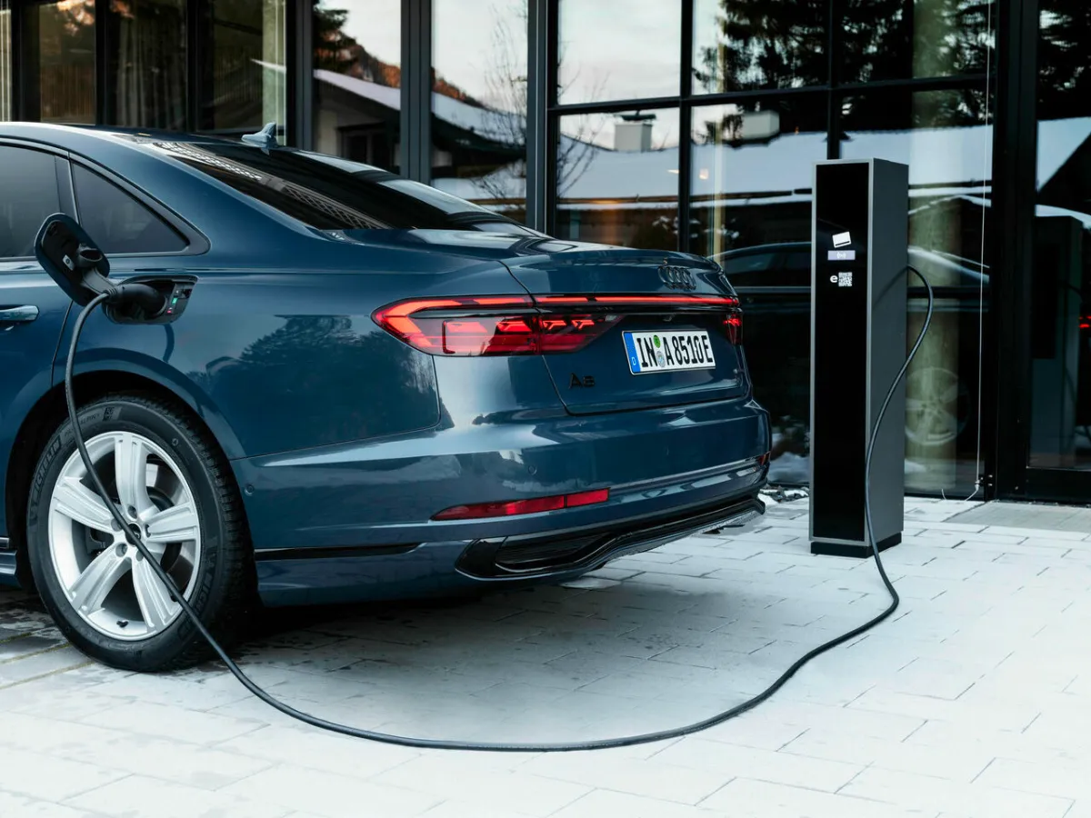 Audi A8 při nabíjení