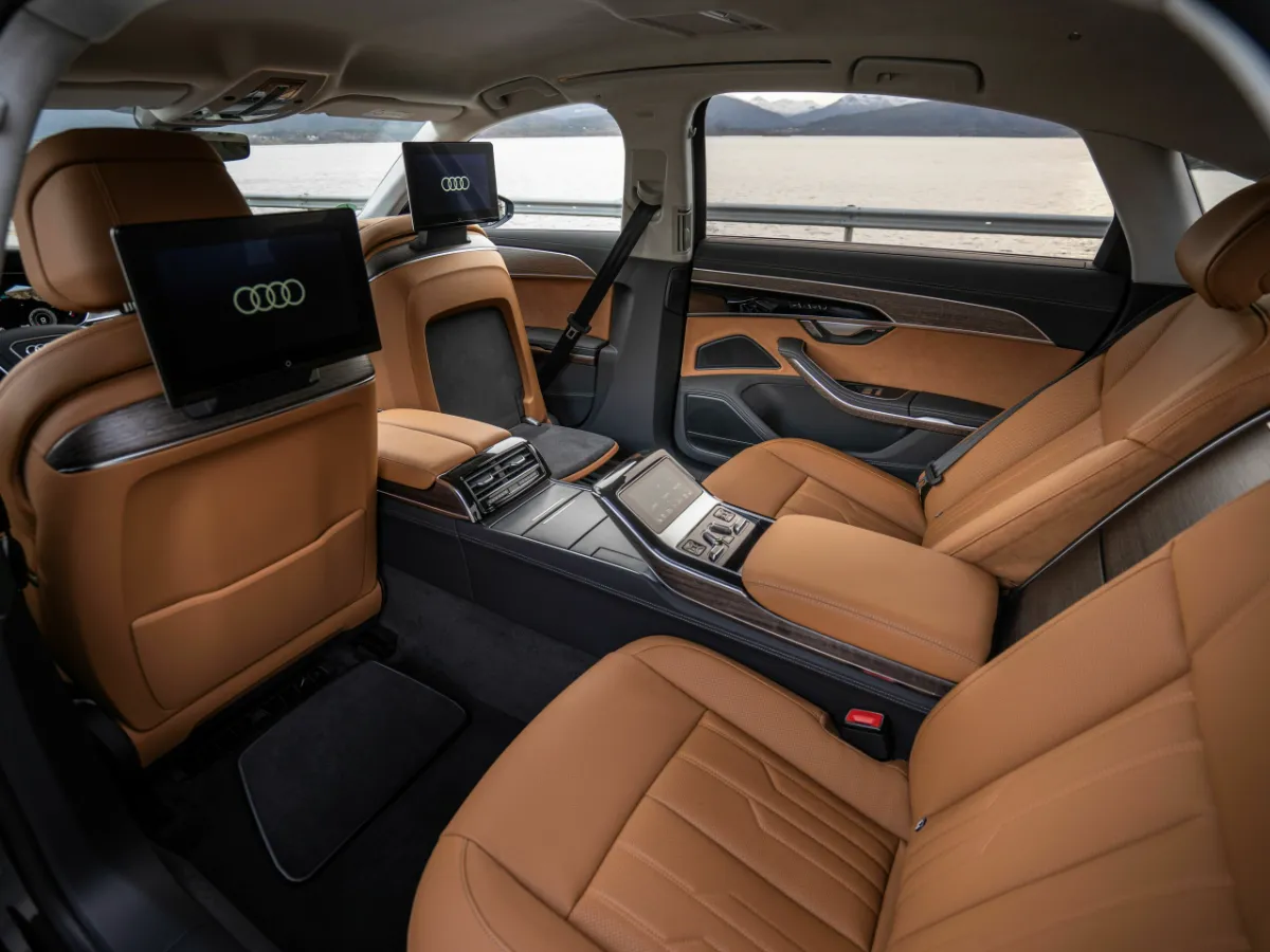 Interiér Audi A8, přístrojová deska