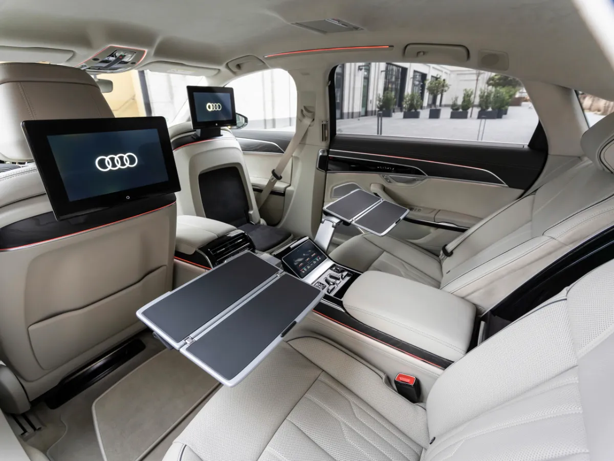 Kabina a sedadla Audi A8