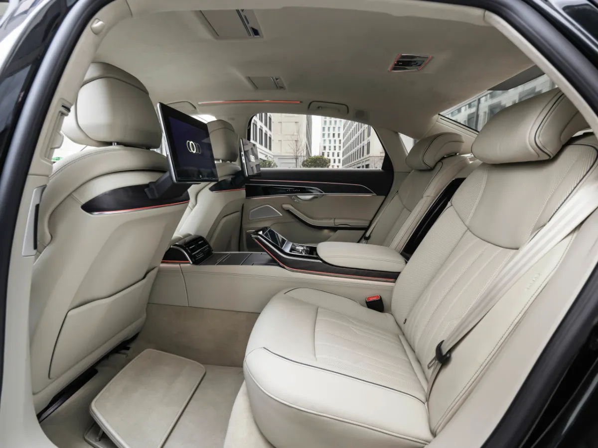 Detail kokpitu Audi A8