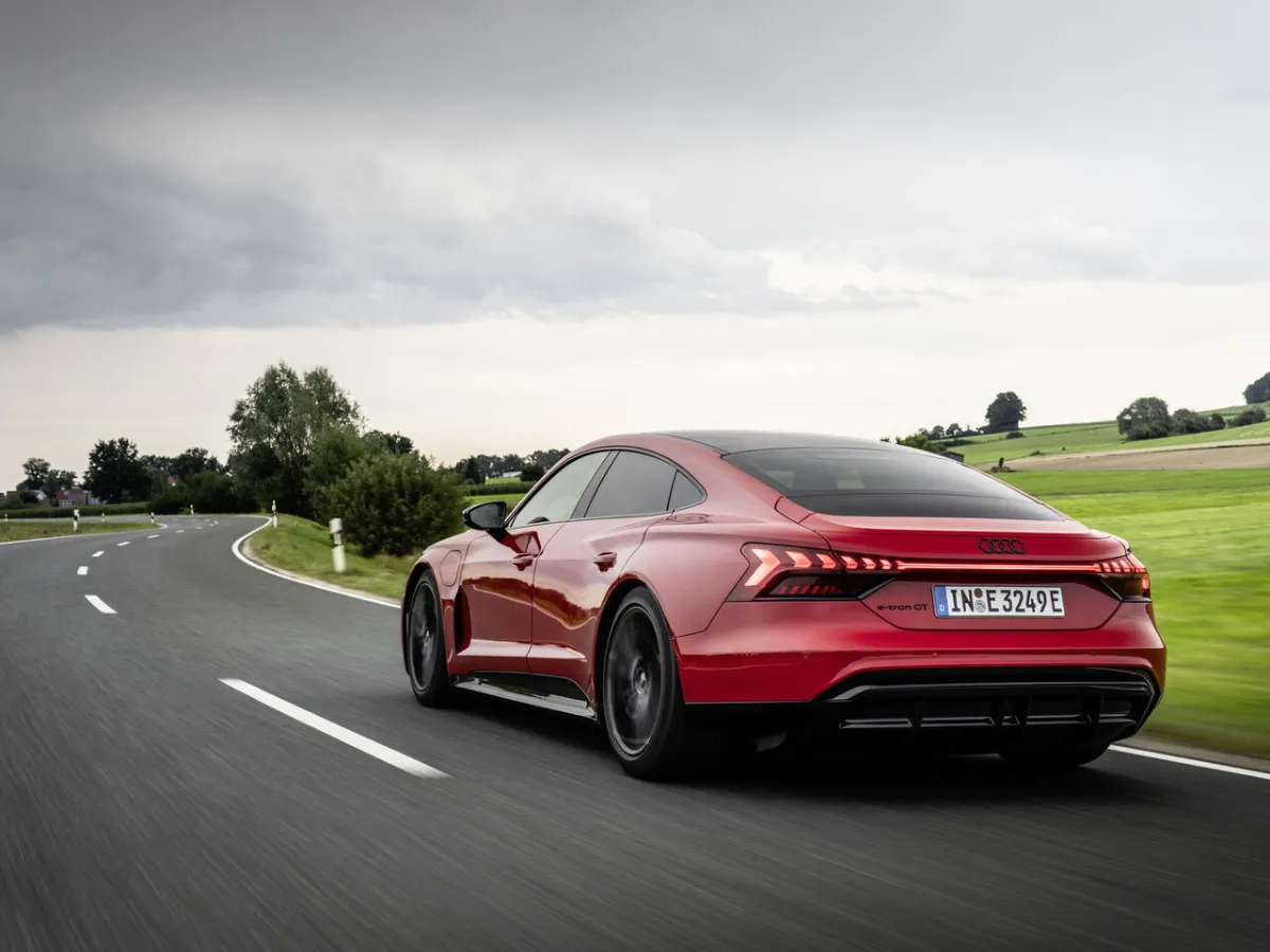 Audi e-tron GT za jízdy