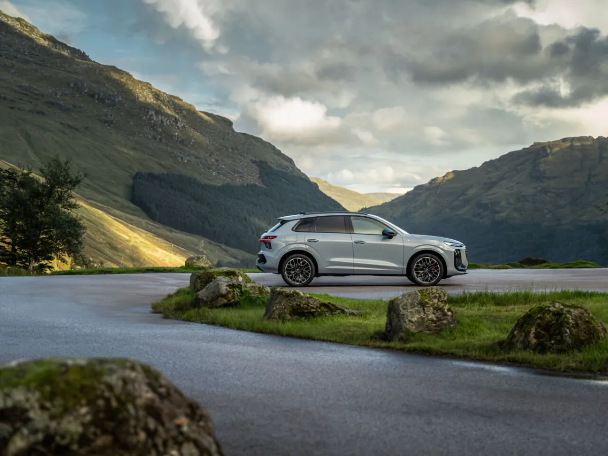 Audi Q3 ve venkovské krajině