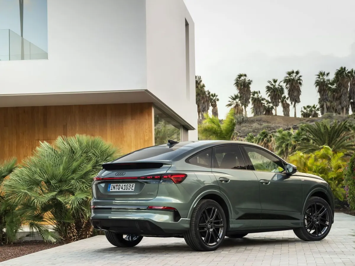 Audi Q4 Sportback e-tron zezadu z tříčtvrtečního pohledu