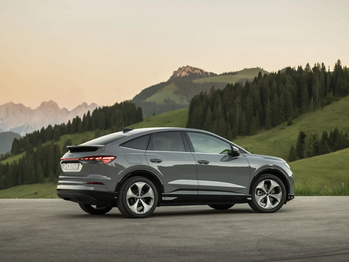 Audi Q4 Sportback e-tron zezadu z tříčtvrtečního pohledu