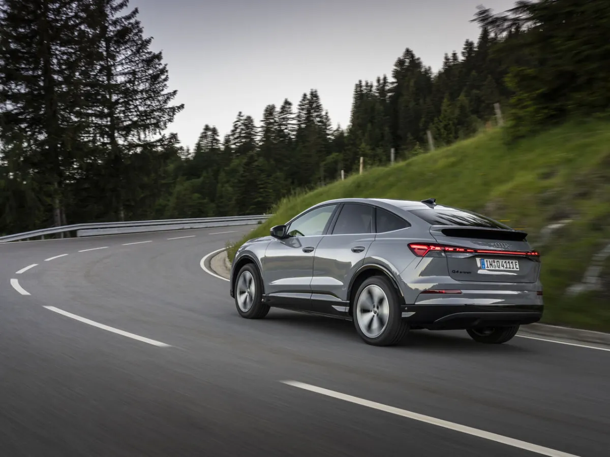 Audi Q4 Sportback e-tron v zatáčce