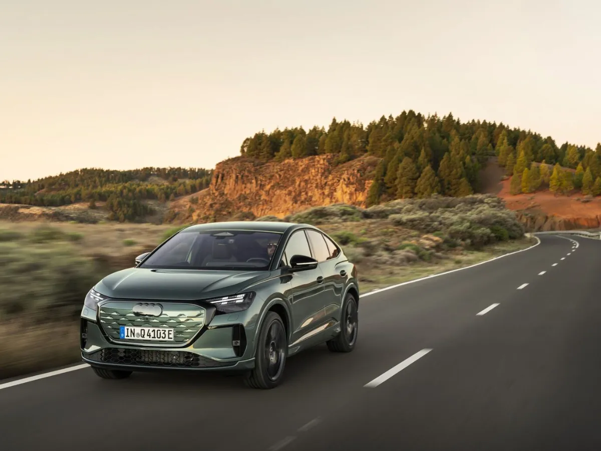 Audi Q4 Sportback e-tron v zelené barvě, pohled zepředu