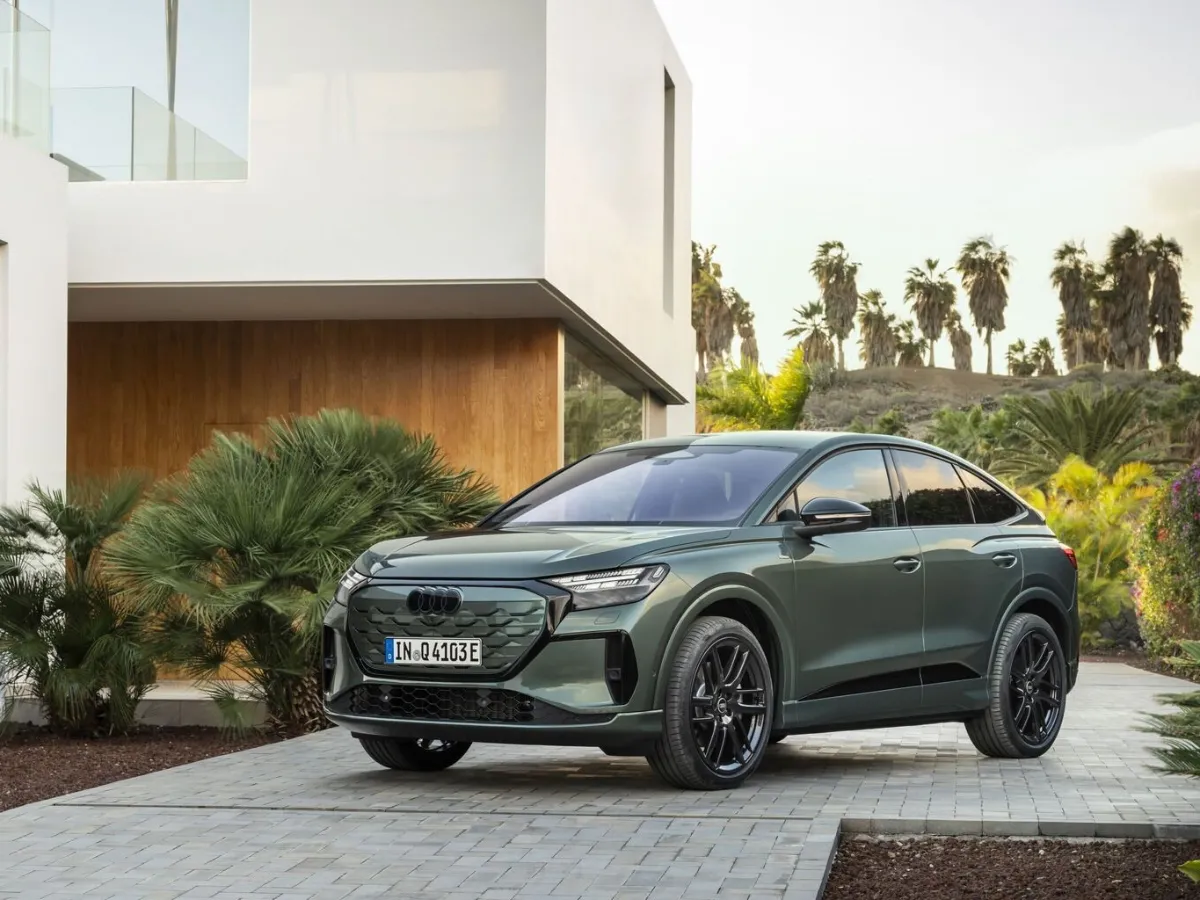 Audi Q4 Sportback e-tron před moderním domem