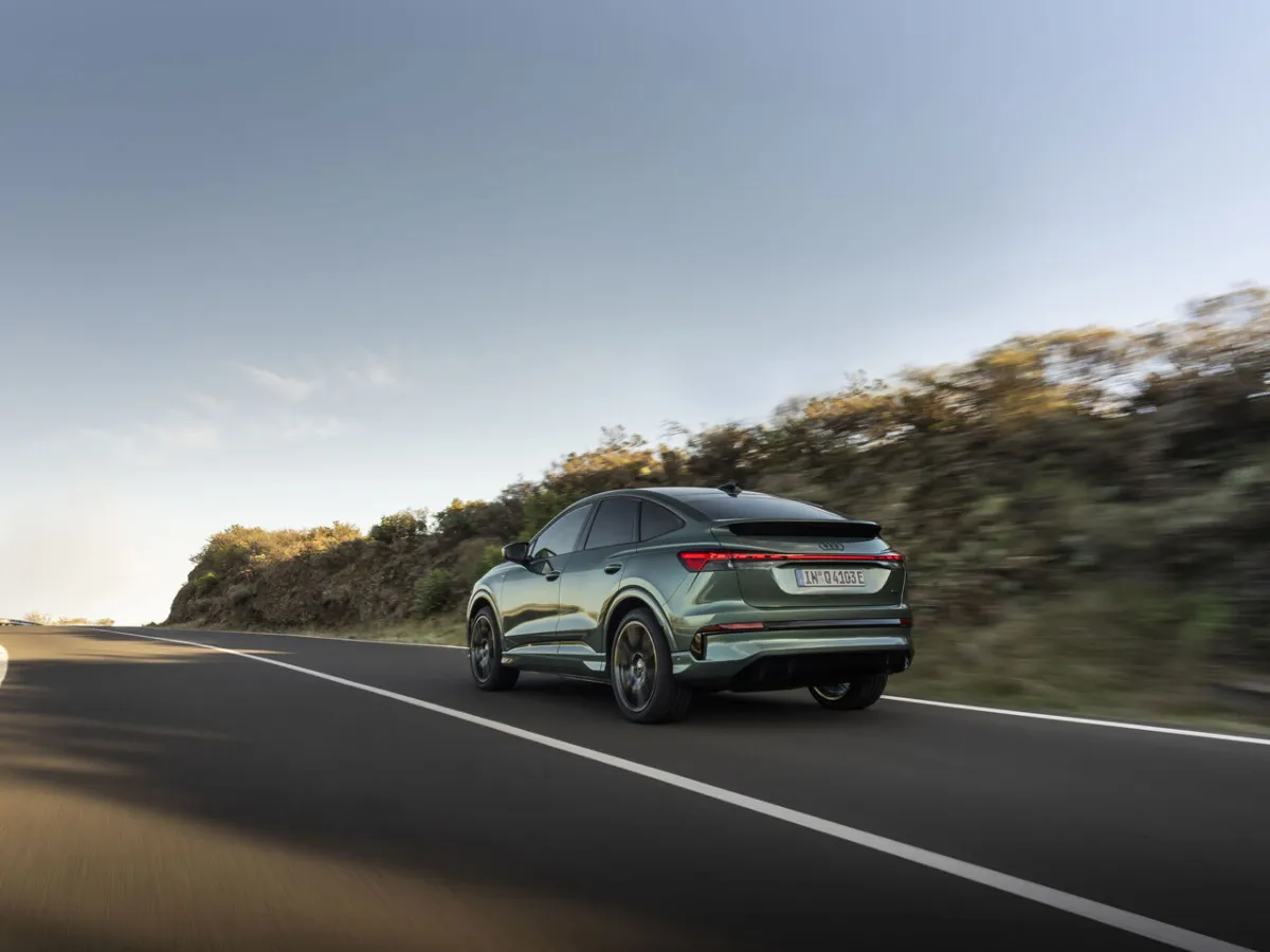 Audi Q4 Sportback e-tron při západu slunce