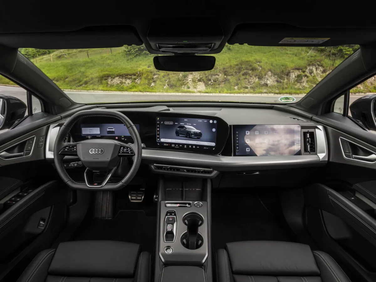 Interiér Audi Q4 Sportback e-tron — přístrojová deska a středová konzole