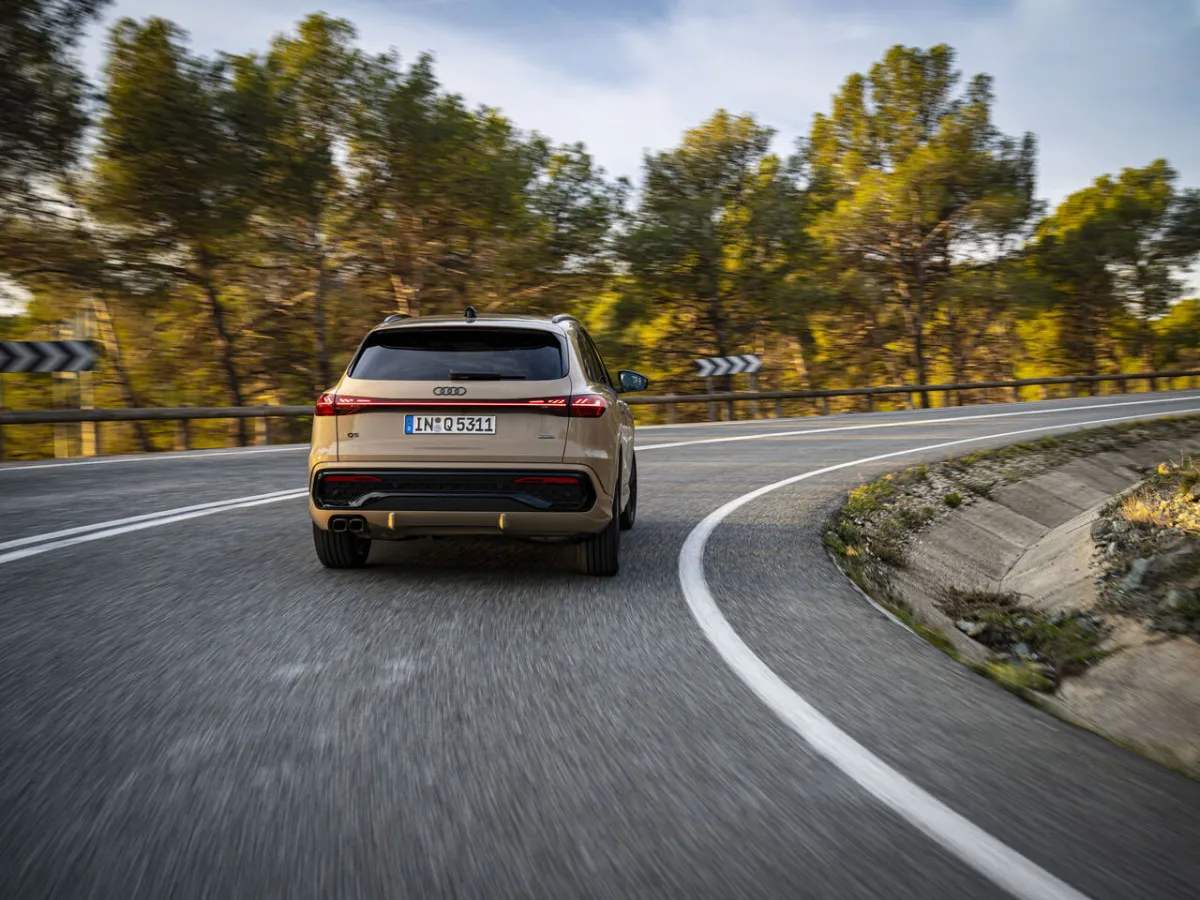 Audi Q5 v zatáčce