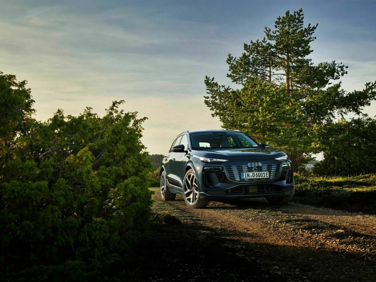 Audi Q6 e-tron mezi stromy