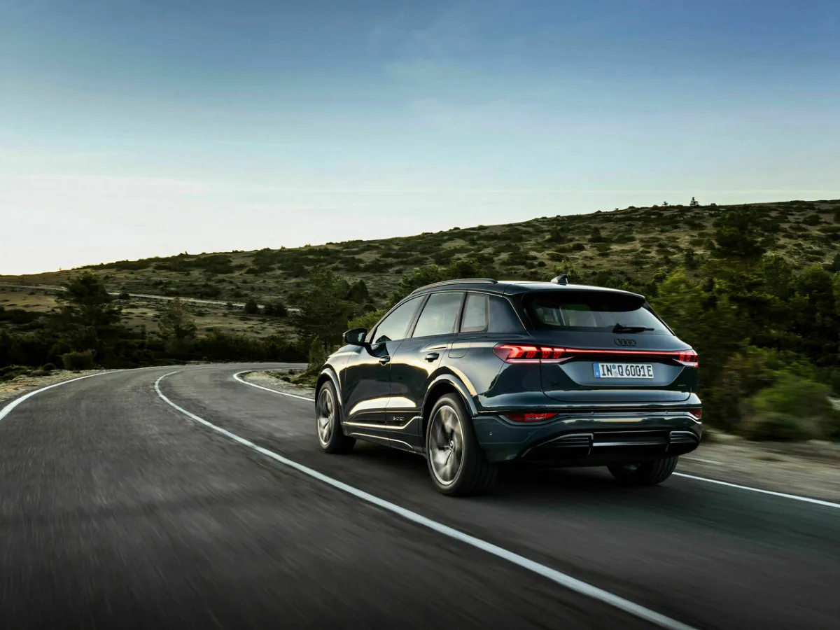 Audi Q6 e-tron za jízdy, zezadu