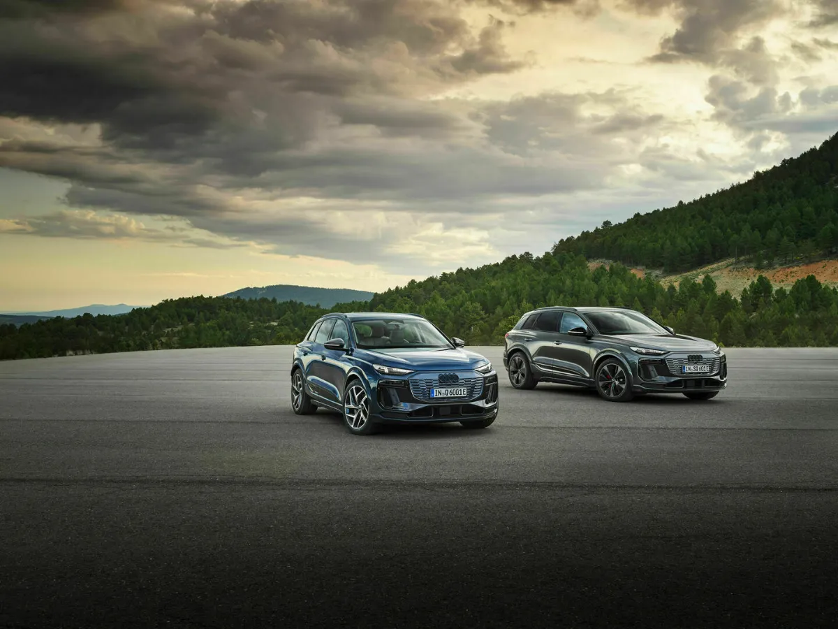 Audi Q6 e-tron – dva Q6 e-tron při západu slunce