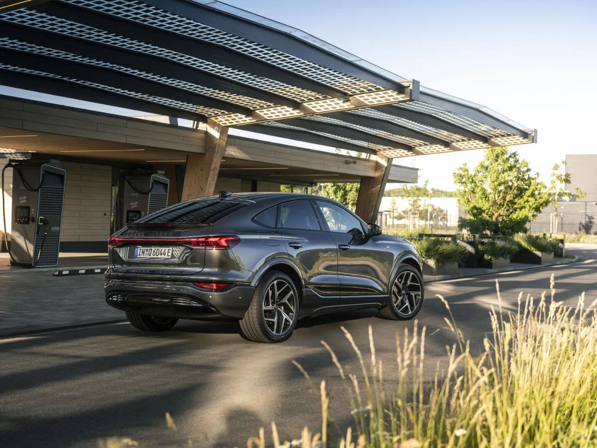 Audi Q6 Sportback e-tron an der Ladestation
