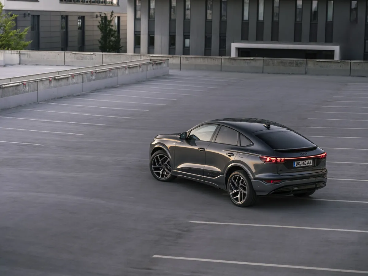 Audi Q6 Sportback e-tron in Fahrt, Heckansicht
