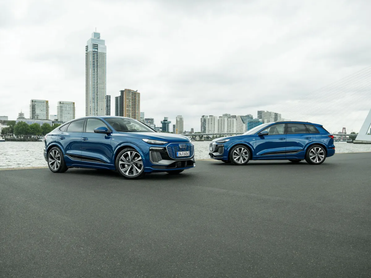 Audi Q6 Sportback e-tron vor städtischer Kulisse