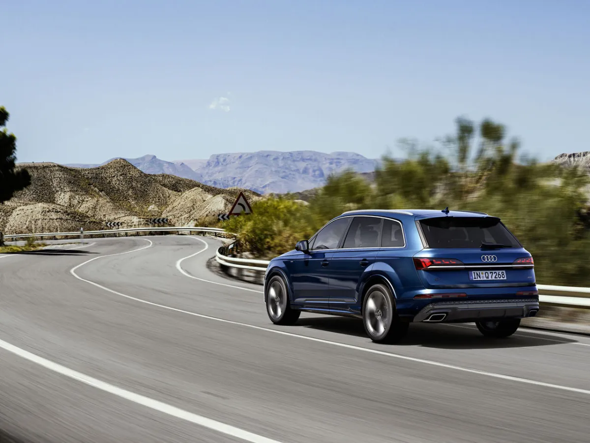 Audi Q7 v zatáčce