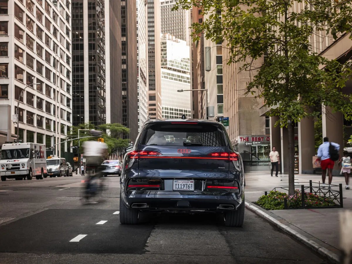 Audi Q9 ve městě