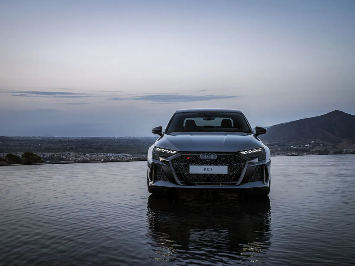 Audi RS 3 Limousine u jezera